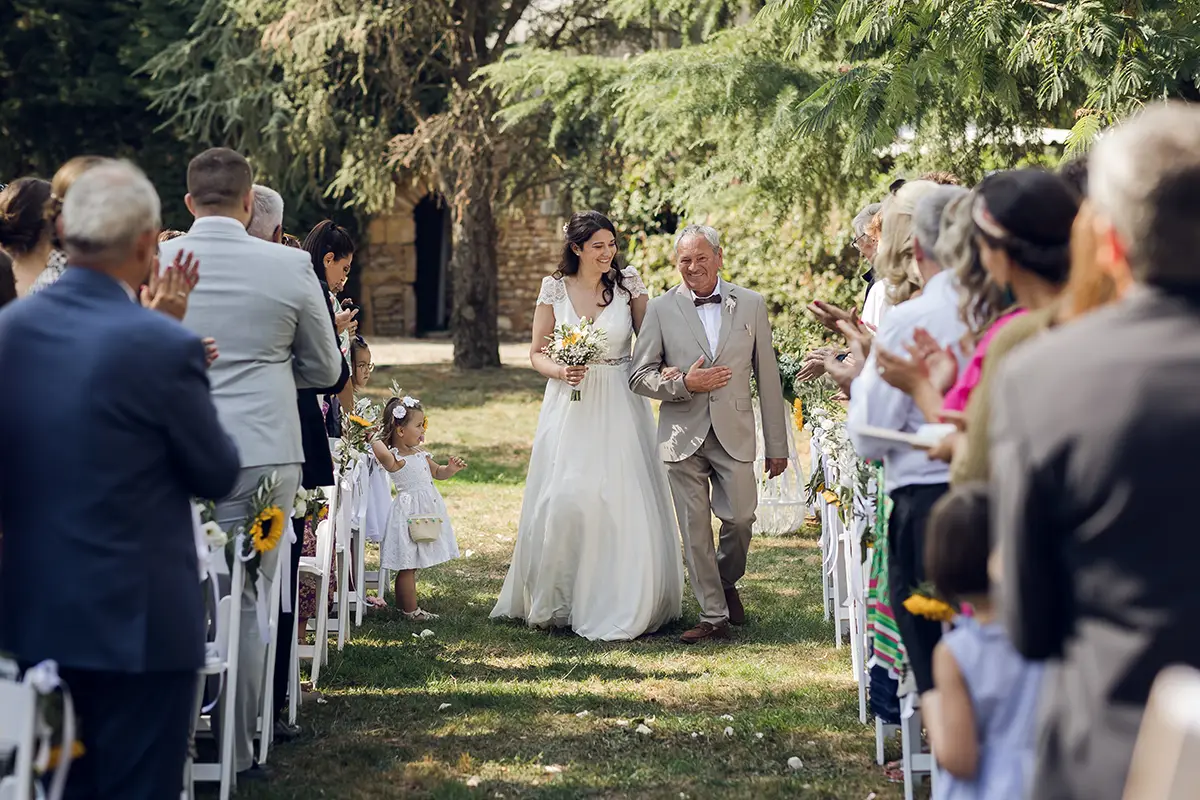 Entrée de la mariée et son papa cérémonie mariage