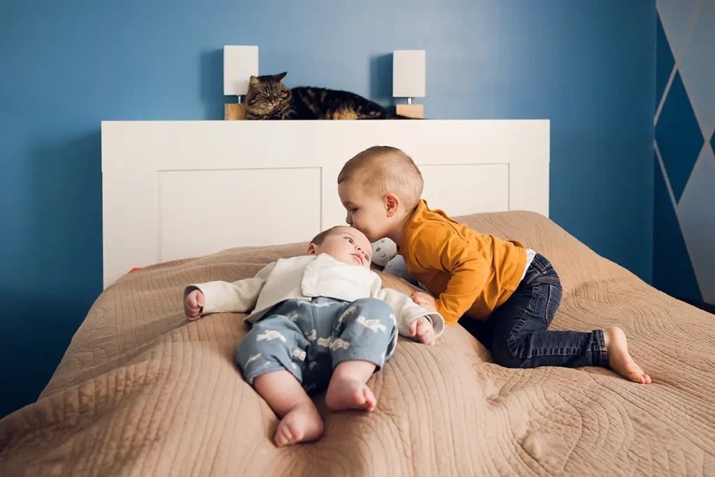 seance photo naissance à domicile avec le chat