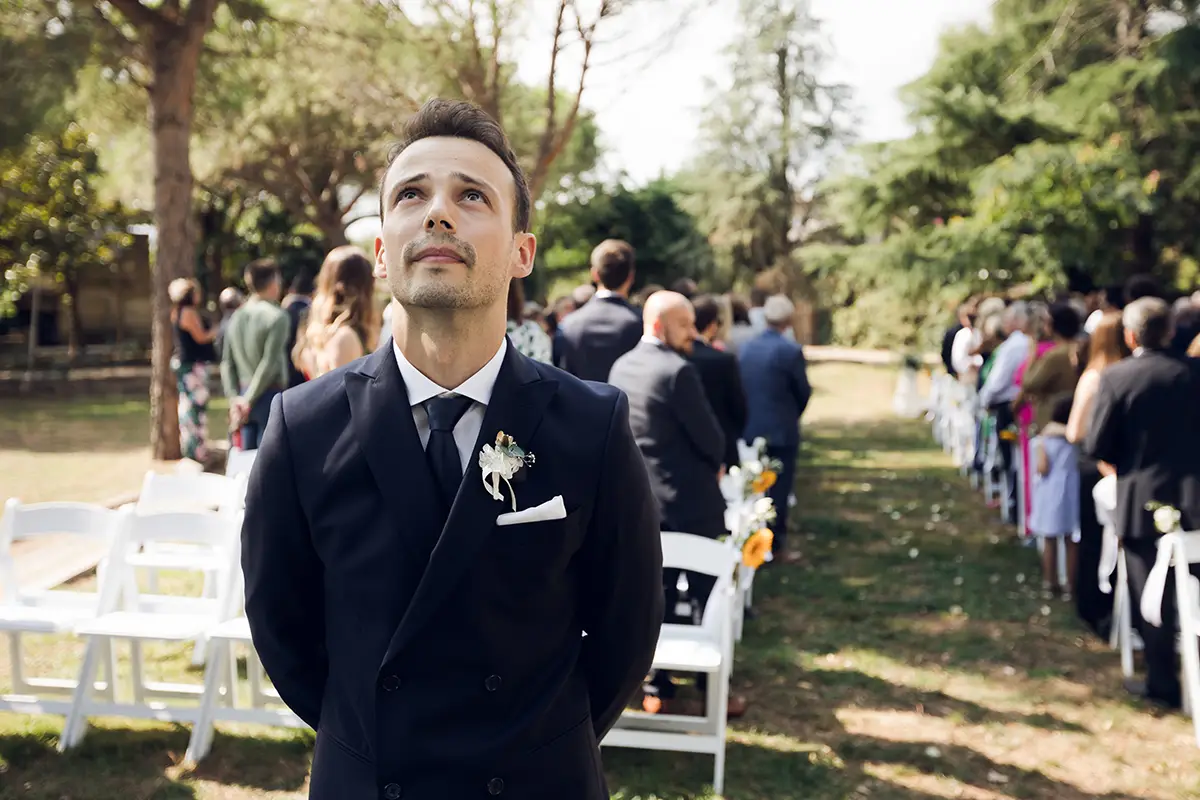 Le marié attend sa future femme pour la cérémonie