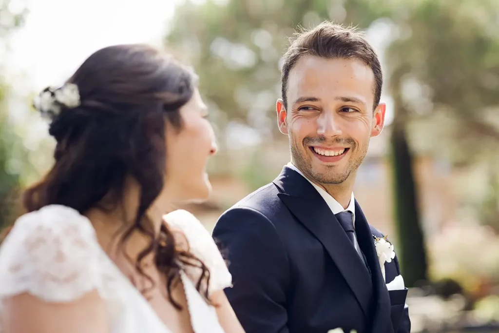 portrait des mariés se regardant