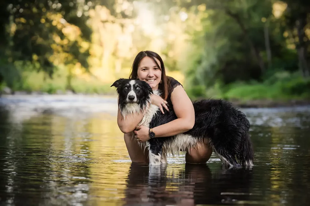 seance photo chien aveugle Rio et Laetitia dans l'eau