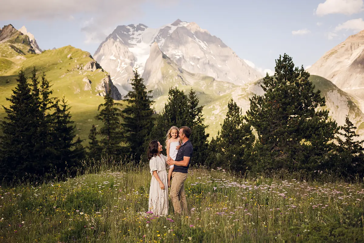 famille devant la grande casse