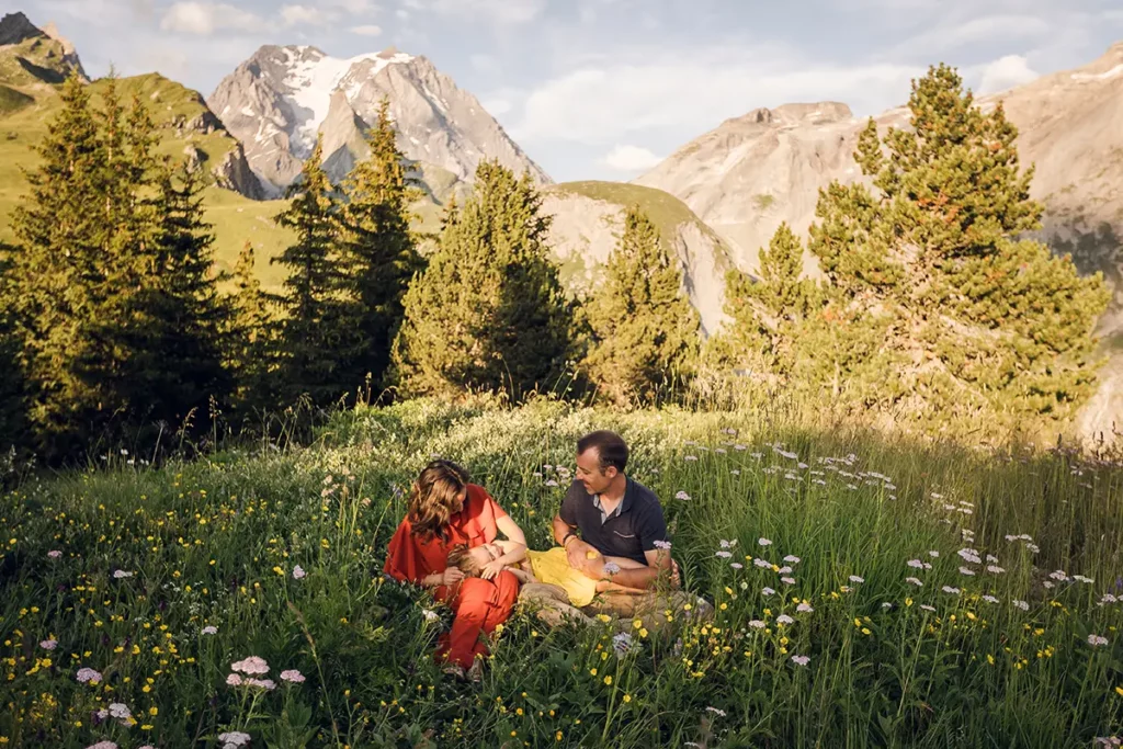 famille dans l'herbe en savoie